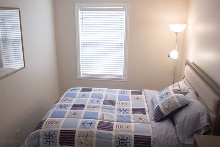 第三间卧室配有双人床