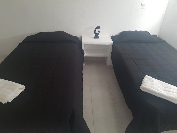 חדר שינה 2 מיטות יחיד עם ארון