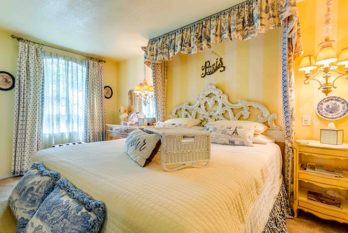 2 BR cottage King & Queen Beds & jacuzzi tub