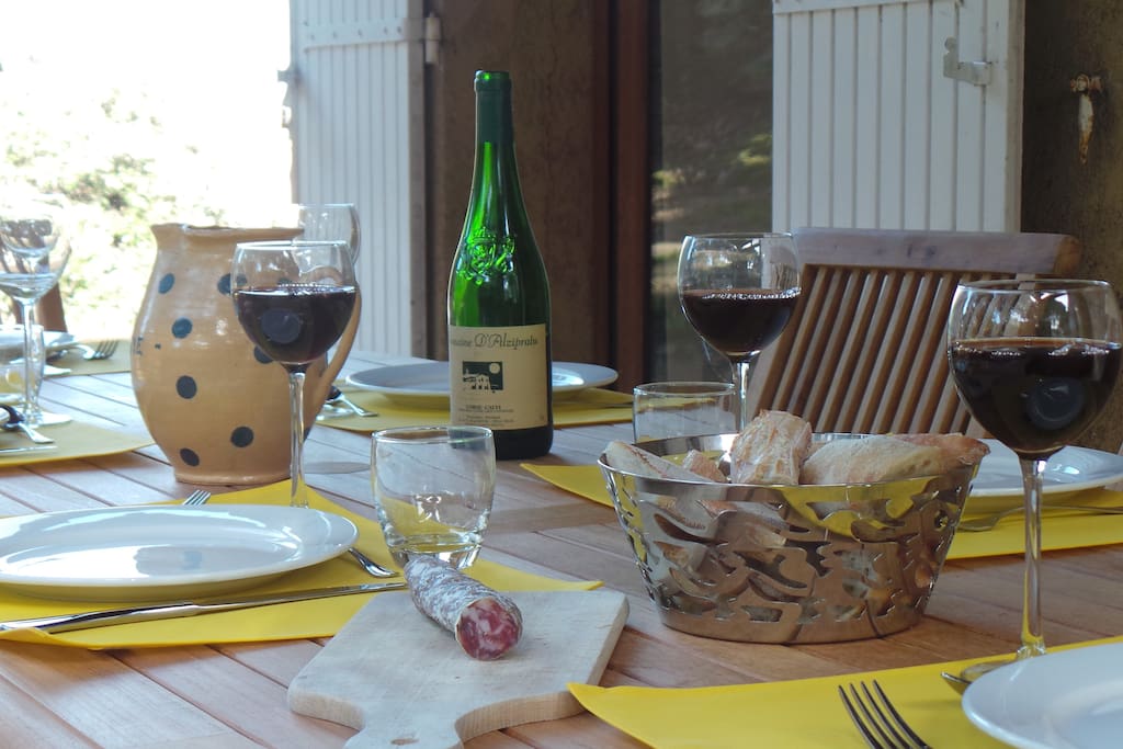 déjeuner sur la terrasse arrière...