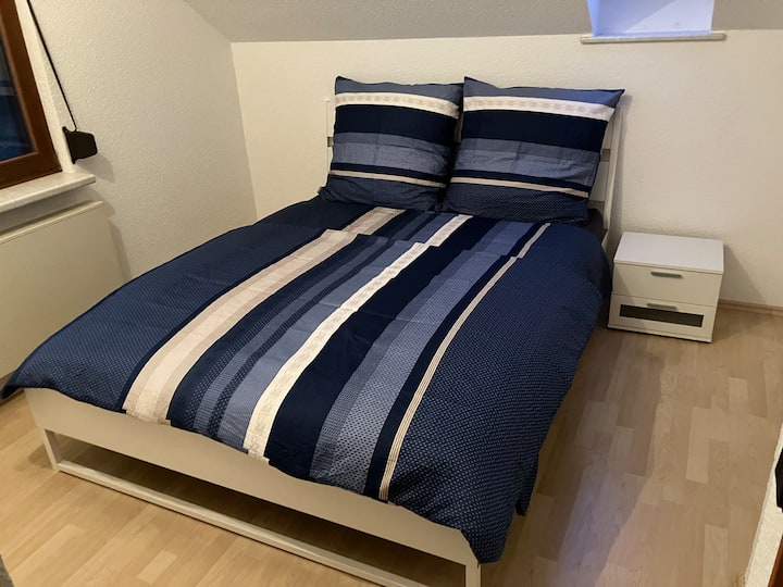 ห้องนอน (หมายเลข 4) ชั้นบนพร้อมเตียงคู่ 160 x 200 และตู้เสื้อผ้า