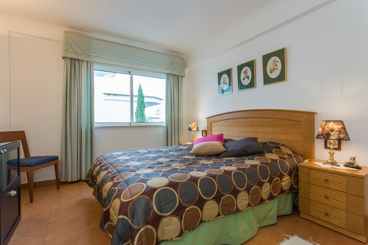 غرفة نوم مريحة مع سرير مزدوج مريح