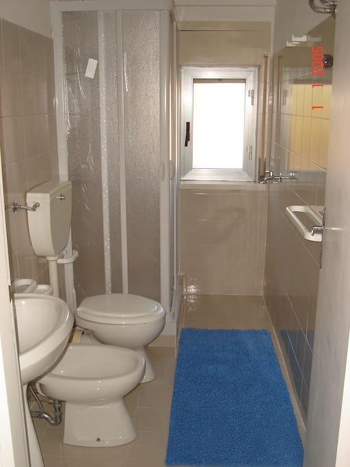 Bagno dotato di tutti i servizi e doccia
