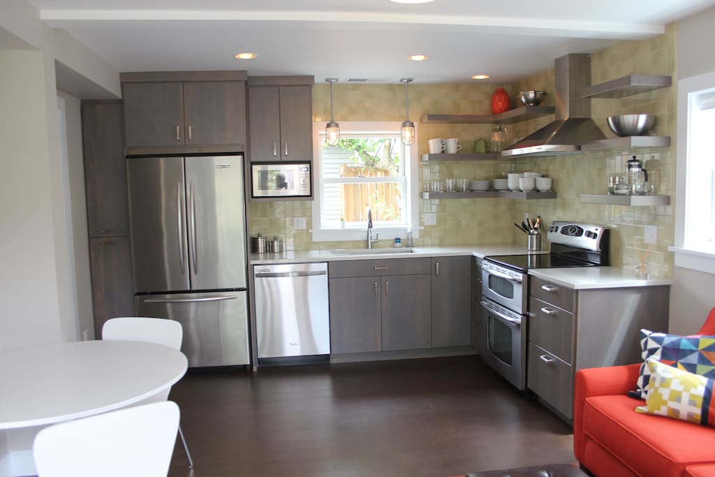 The fully equipped kitchen includes a fridge with ice maker and water dispenser, dishwasher, double oven, microwave.