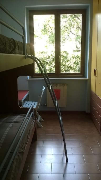 cameretta con letto a castello