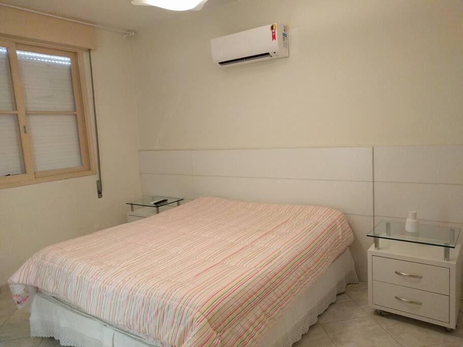 Suite com cama King, TV e Ar Condicionado