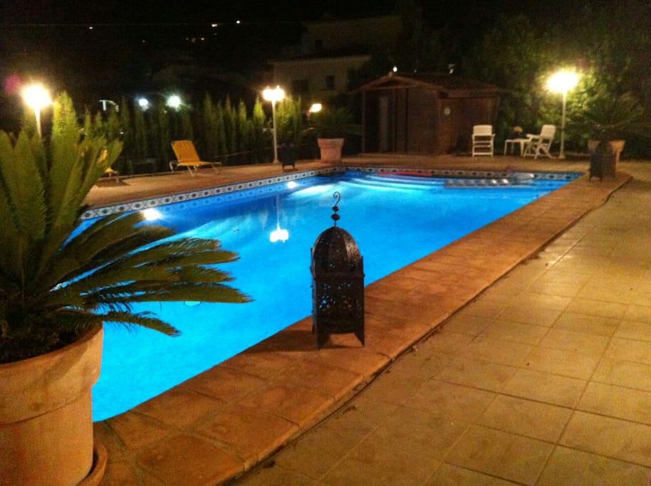 La piscina iluminada de noche