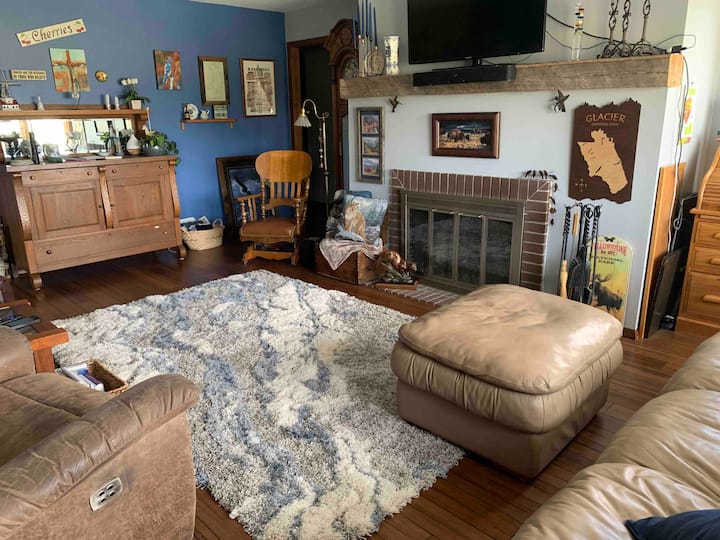 Მისაღები ოთახი შესასვლელი კარიდან. 