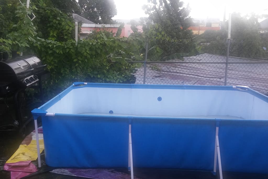 10x4 feet swiming pool and a big professional grill.