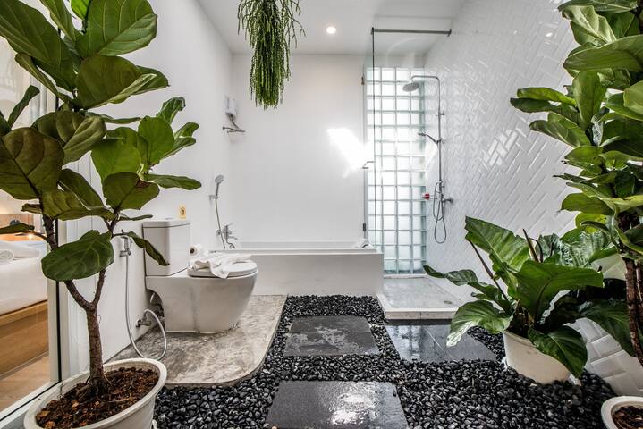 Spacious 3BR Penthouse • 5 mins Walk to EmQuartier gallery image 2