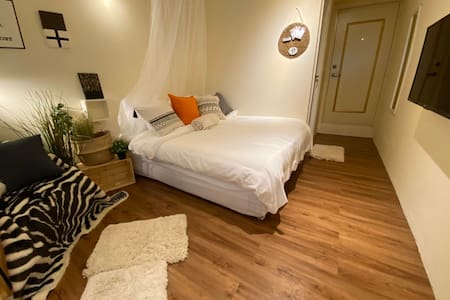 2-3 Ximending  -MRT 6mins / 西門町 近捷運、商圈