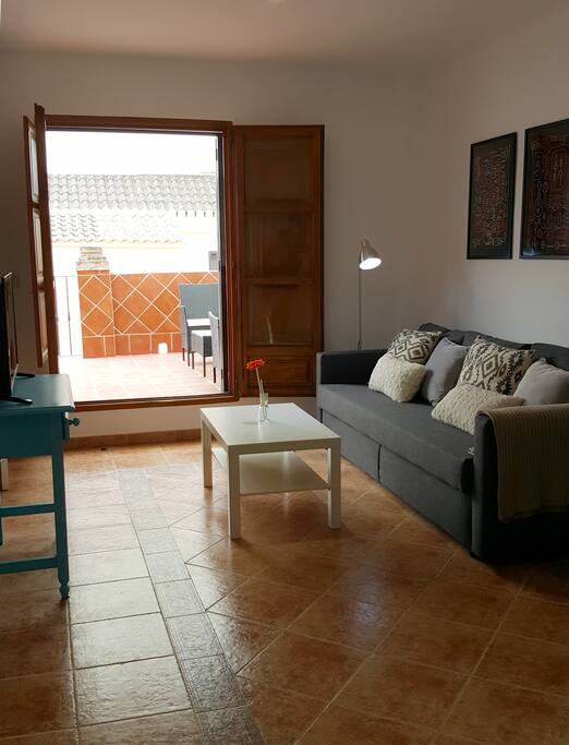 Salon-comedor, compuesto por sofa cama para dos personas, de 140x200 cm. Mesa comedor para 6 personas, TV HD, lampara de lectura. La cocina esta integrada en el mismo espacio. El balcon da acceso a una terraza de uso exclusivo de este atico, la cual posee un conjundo de sillones y mesa de exterior, donde podras disfrutar de un aperitivo al aire libre.