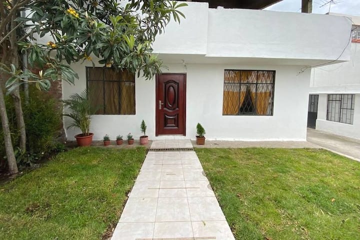 Hermosa Casa Con ÁReas Verdes, Bbq. Tranquilidad - Quito