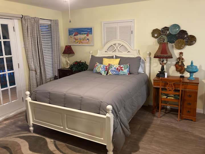 Cama Queen confortável E mesa pequena 