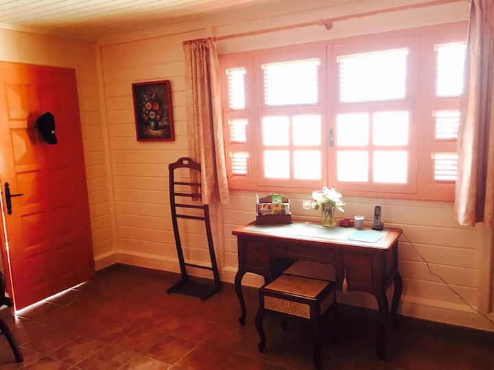 Prostorija br. 1, na raspolaganju vam je produžni kabel.