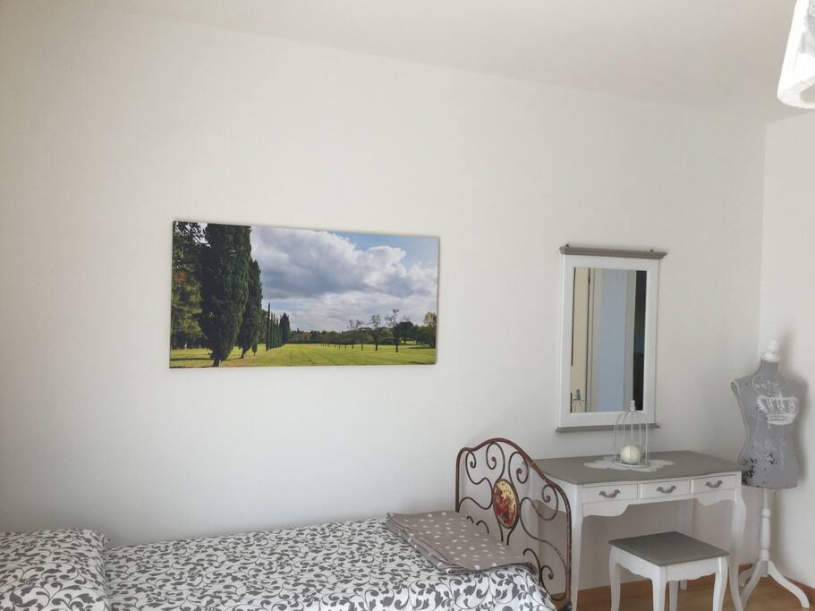 Bedroom with a single bed.