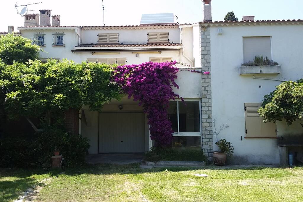 La façade sud de la maison, vue du portail