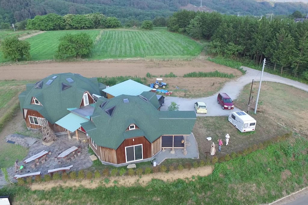 建物の後にある自家菜園を一緒に空撮
