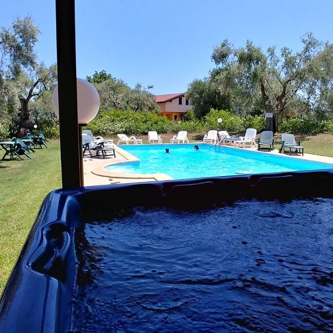 Zona piscina e idromassaggio