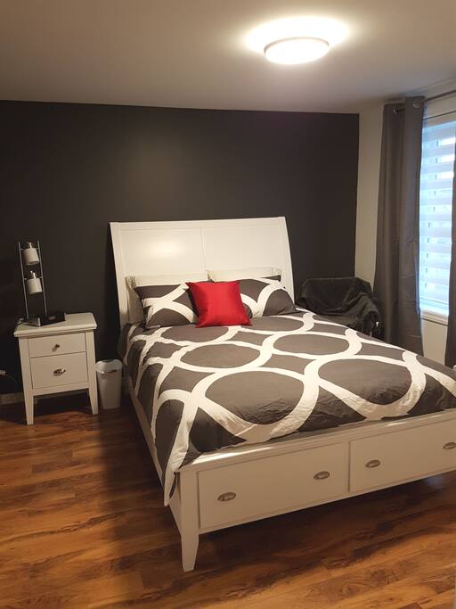 Chambre principale avec lit queen très confortable, matelas neuf. Grande commode, table de chevet, chaise et jeté douillette. Très grande garde-robe miroir avec lumière intérieure et support pour bagage et soulier. Radio-réveil Bluetooth pour brancher votre smart-phone dans chaque chambre.