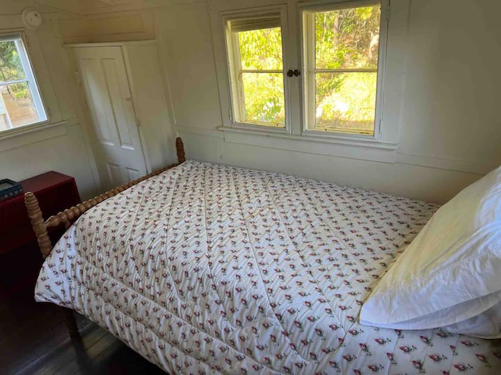 "الكوخ" وهو غرفة نوم صغيرة خارج المطبخ. يقول تقاليد العائلة أنه يجب على الأعضاء الجدد في العائلة البقاء في الكوخ كطقوس مرور. 