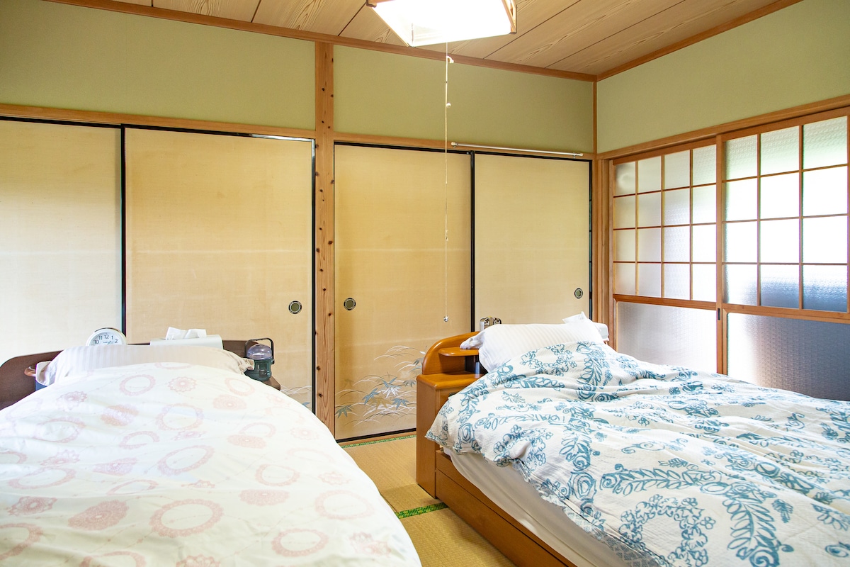 ที่พักสำหรับครอบครัว 1 แห่งเท่านั้น:
เตียงกึ่งคู่และห้องเตียงเดี่ยว
อินน์สำหรับครอบครัวเดียวเท่านั้น ：
เตียงคู่เล็กและห้องเตียงเดี่ยว