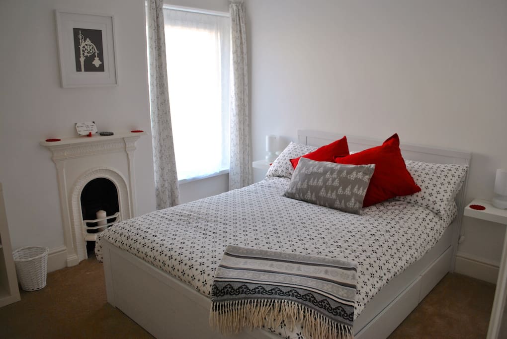 Light and bright guest room with double bed and views of the garden.