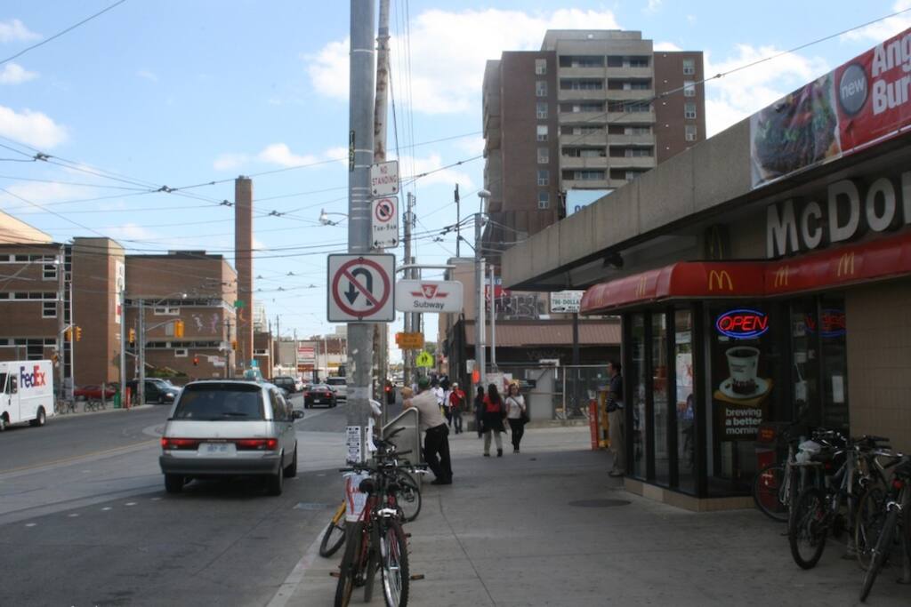 Dundas West Station
