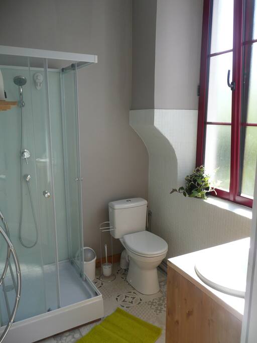 Salle de bain moderne équipée