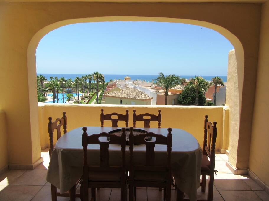 Al fresco dining on the covered lounge terrace