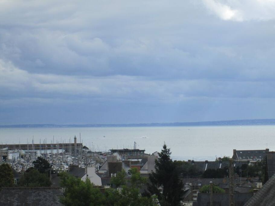 La vue mer pour le petit déjeuner sur la terrasse vitrée
