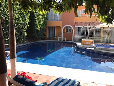 Popular Airbnb listing: Quinta Laura. Paddle tennis court, pool with jacuzzi in Oaxtepec