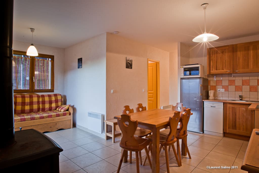 Salon/Cuisine/Table repas un des appartements du 1er étage - Pour 2 appartements loués rajout d'une table repas