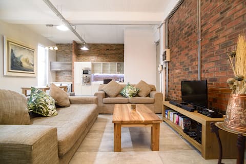 Industrial Chic Space in Gardens Neighbourhood