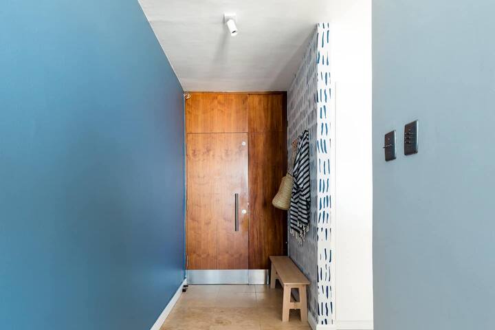 Stunning Camps Bay Ocean & Mountain View 2 Bed Apt gallery image 2