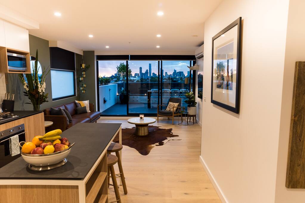 Living area wiht view of the city