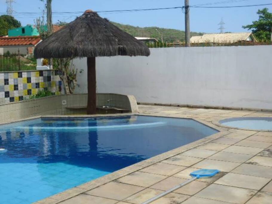 piscina adulto com 4 bancos dentro da água