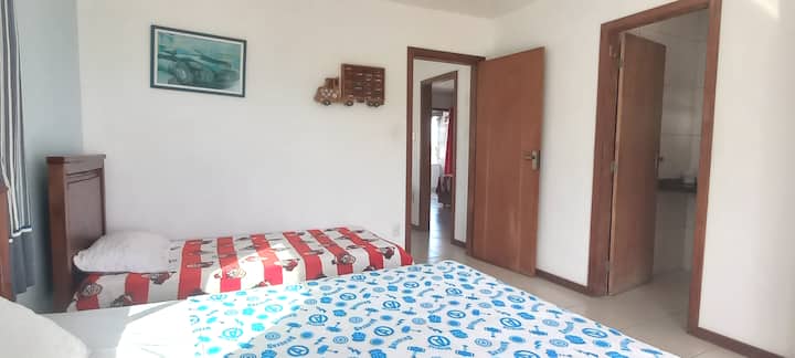 جناح عائلي، مع شرفة خاصة به، في الخلف.