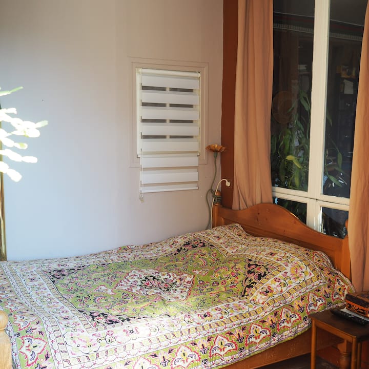 spavaća soba s bračnim krevetom