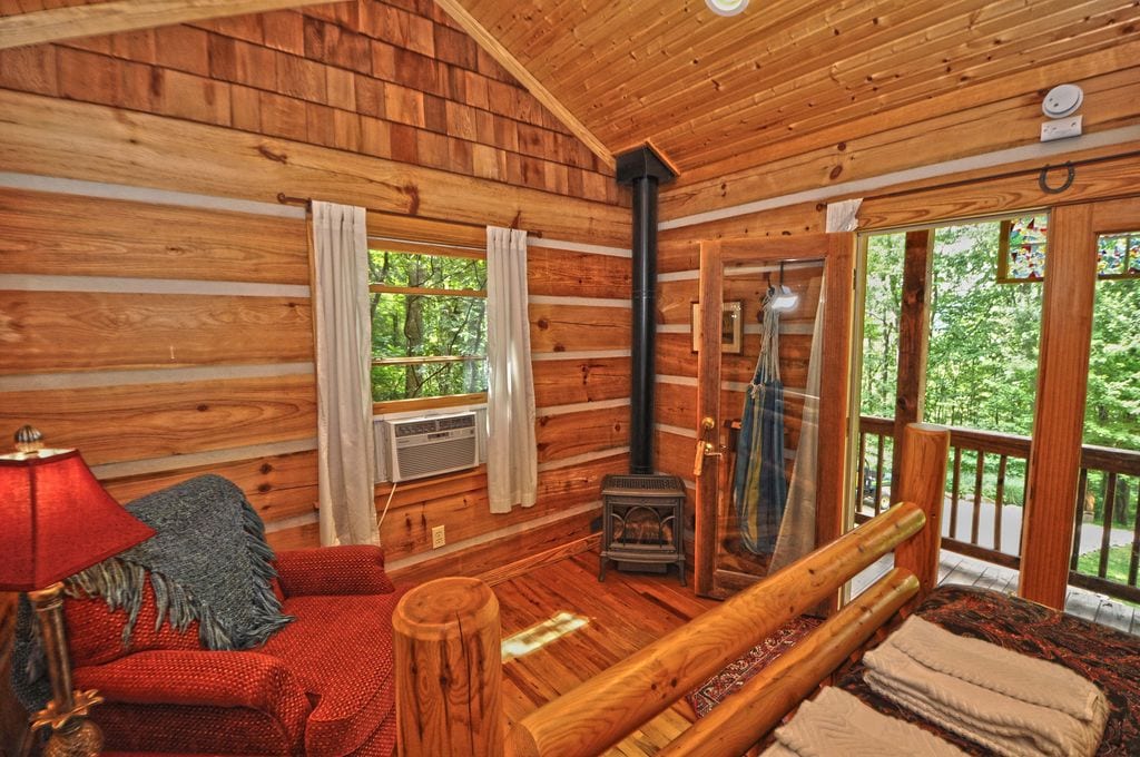 Fawn: A one room, no bathroom cottage that comes with the rental of Fox Den cabin. Included in this listing for the entire property. 