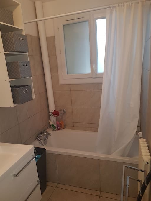 une salle de bain avec baignoire lavabo très rudimentaire
