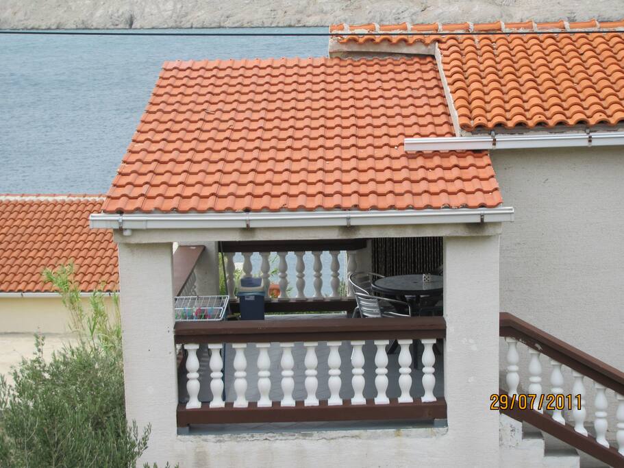 Entrance and terrace to B apartment