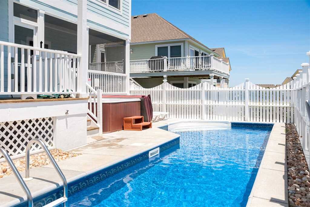HK59: Living The Good Life | Pool Area