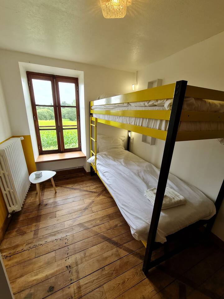 1. spavaća soba s 2 kreveta na kat s pogledom na selo.