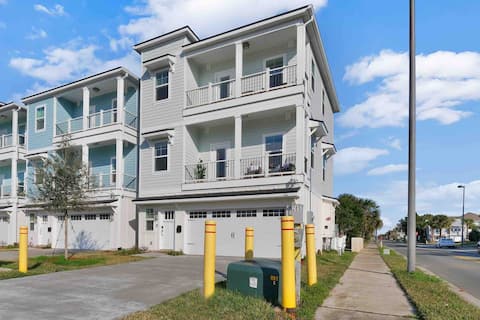 Luxury Townhouse--1.5 block stroll to the Beach
