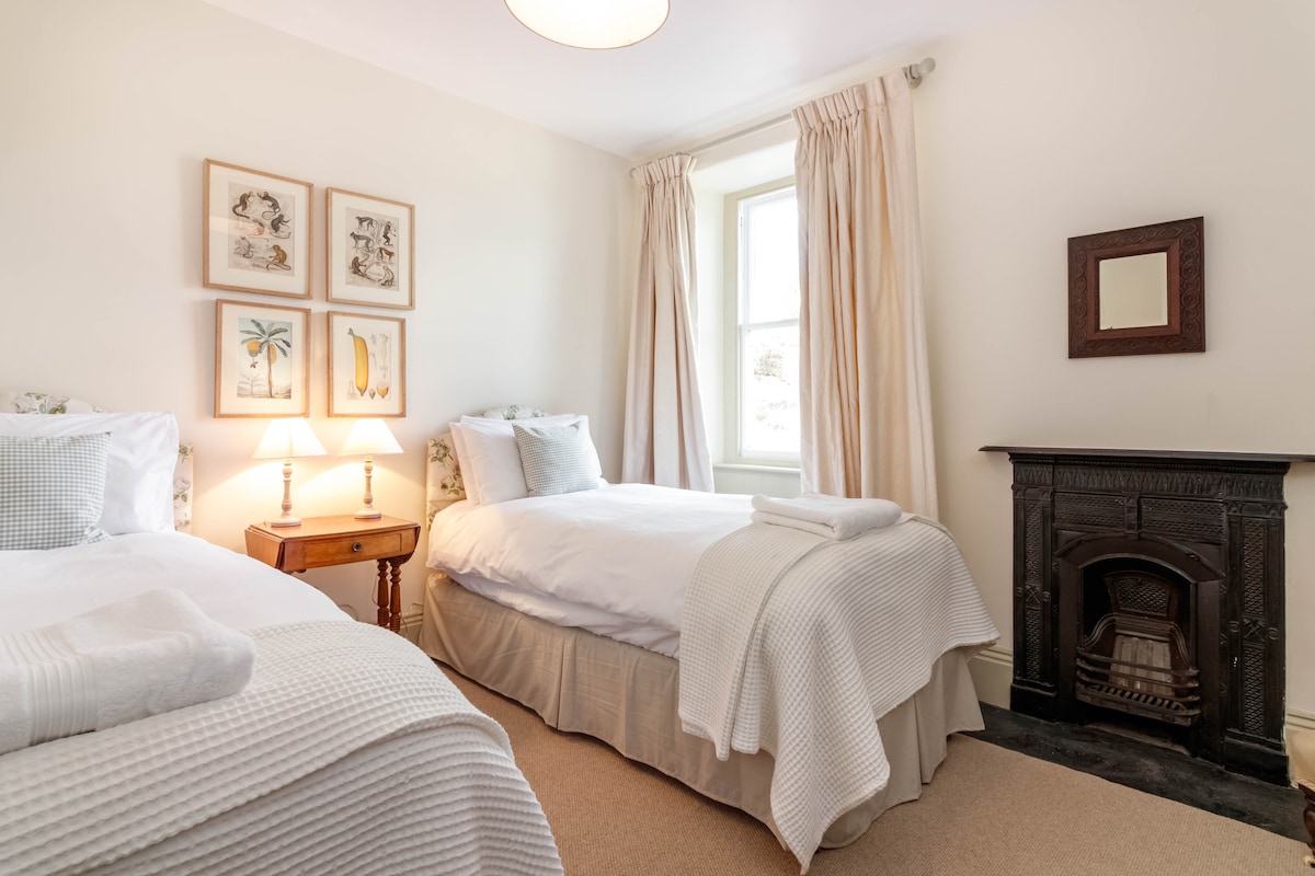 החדר הזוגי הנפלא, המשקיף על החווה, מצויד במיטות ארוכות במיוחד (שני מטרים).