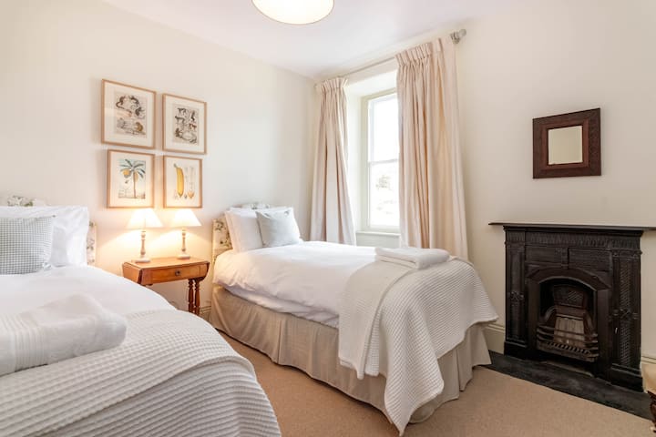 Prekrasna soba s 2 odvojena kreveta, s pogledom na farmu, opremljena je iznimno dugim (dva metra) krevetima.