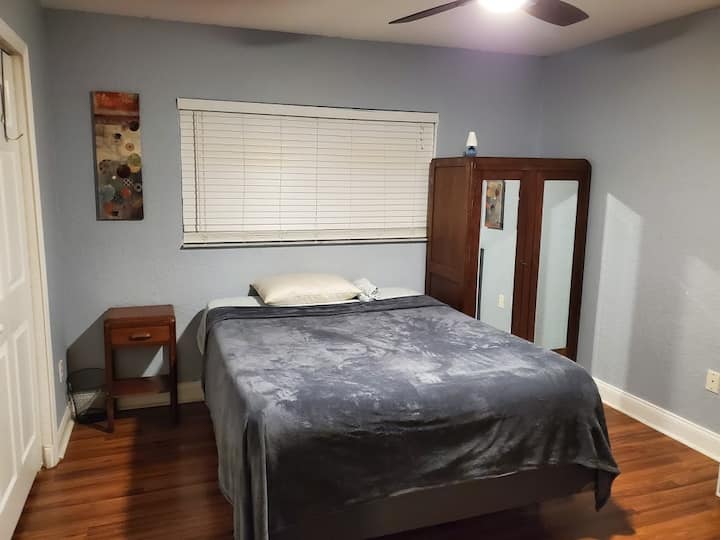 غرفة نوم بسرير بحجم كبير وخزانة ملابس والعديد من المساحات