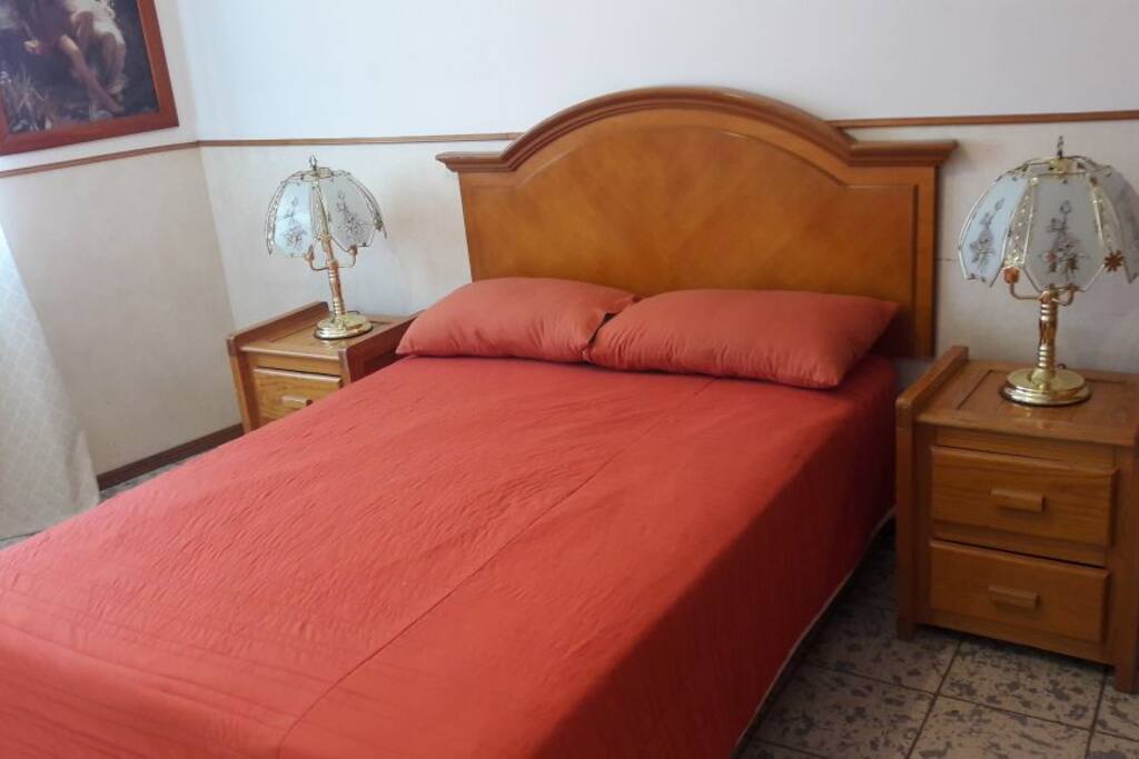 RECAMARA PRINCIPAL CON CAMA MATRIMONIAL Y VENTILADOR DE PEDESTAL