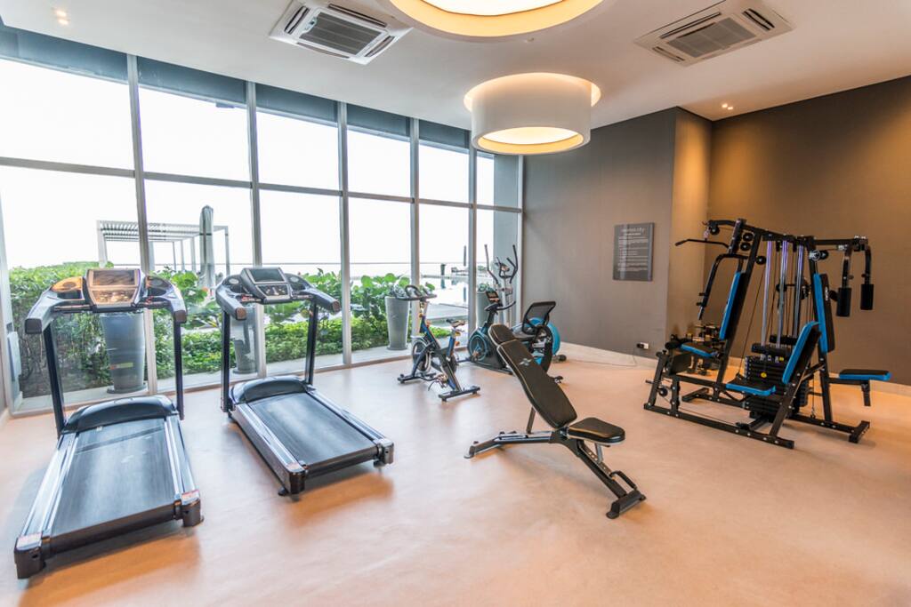 You can enjoy fitness/ Puedes aprovechar hacer deporte